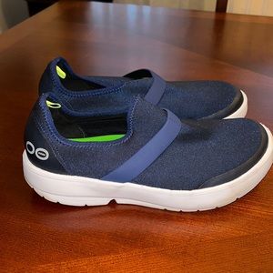 Oofos pull on shoe
